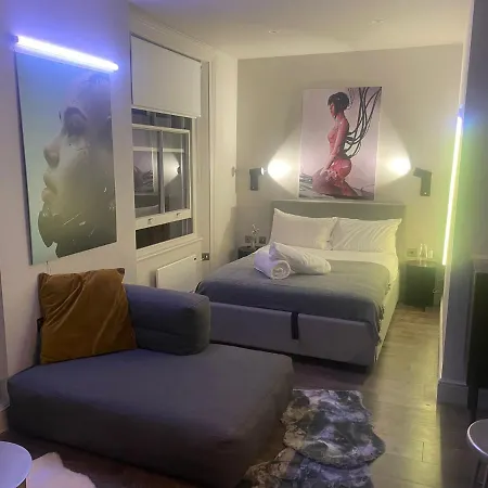 New Luxury Cyberpunk 1Bed Studio Serviced Apartment Notting Hill London Free Wifi & Netflix Central Location Perfect For Solo & Coupled Guests